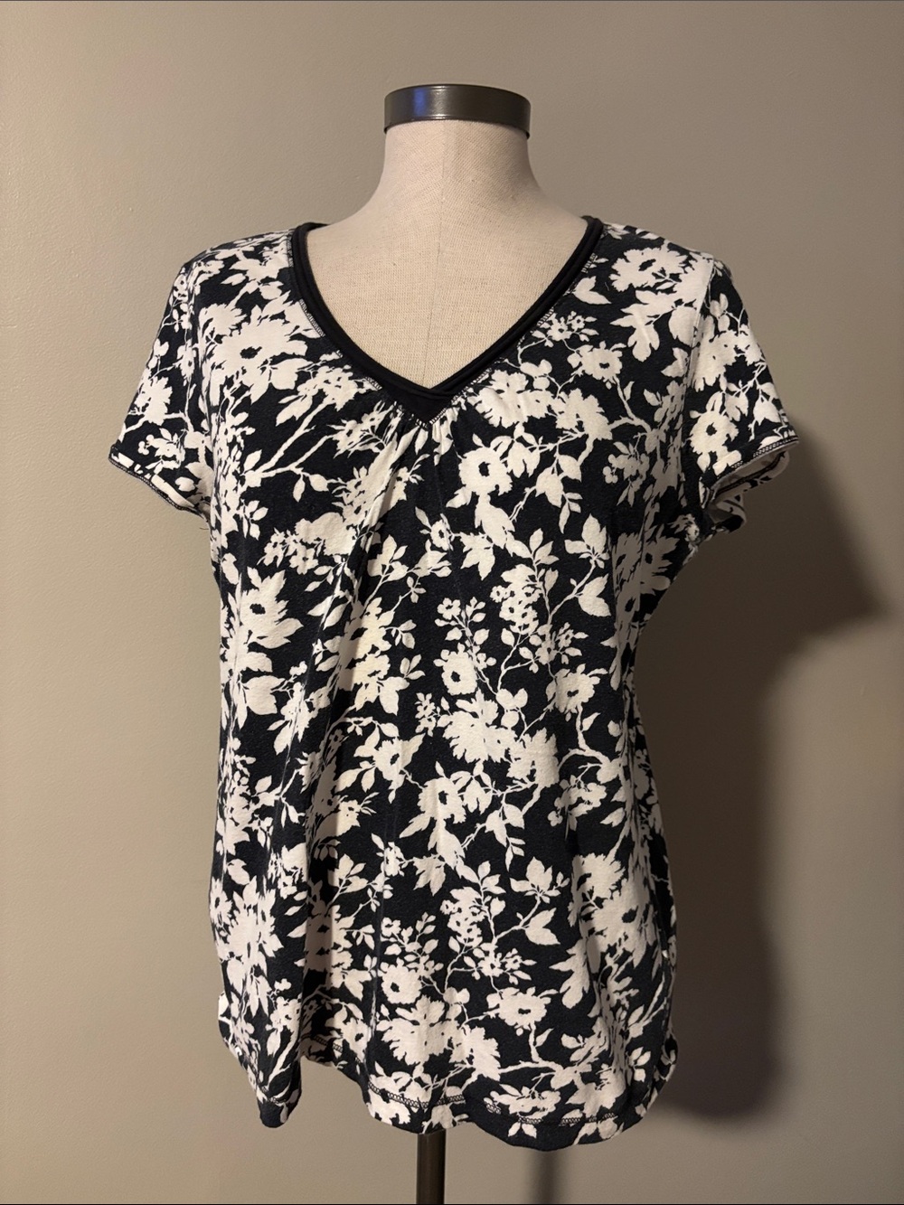 Black & White Floral V-Neck Women’s Top